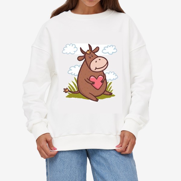 Свитшот «Милый бык с сердечком на белом фоне. Трава и облака»
