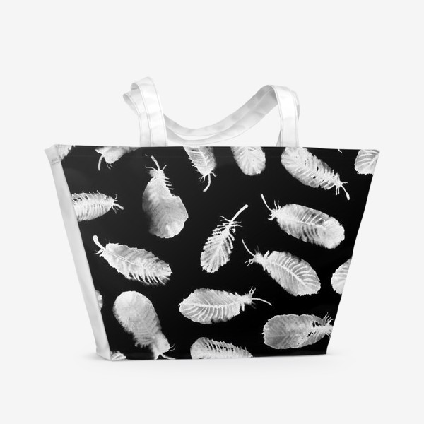 Пляжная сумка &laquo;Белые акварельные перья на черном фоне&raquo;