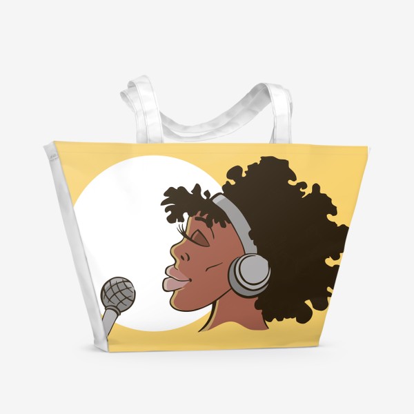 Пляжная сумка &laquo;афроамериканка девушка микрофон и наушники на фоне солнца: музыка&raquo;