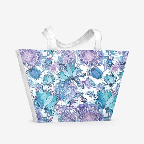 Пляжная сумка «Зимние цветы - паттерн с лилиями и пионами на белом фоне»