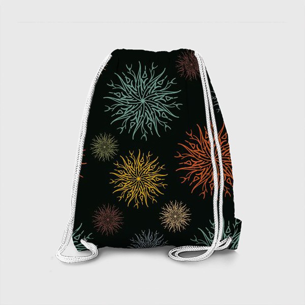 Рюкзак «Паттерн цветных снежинок на черном.»
