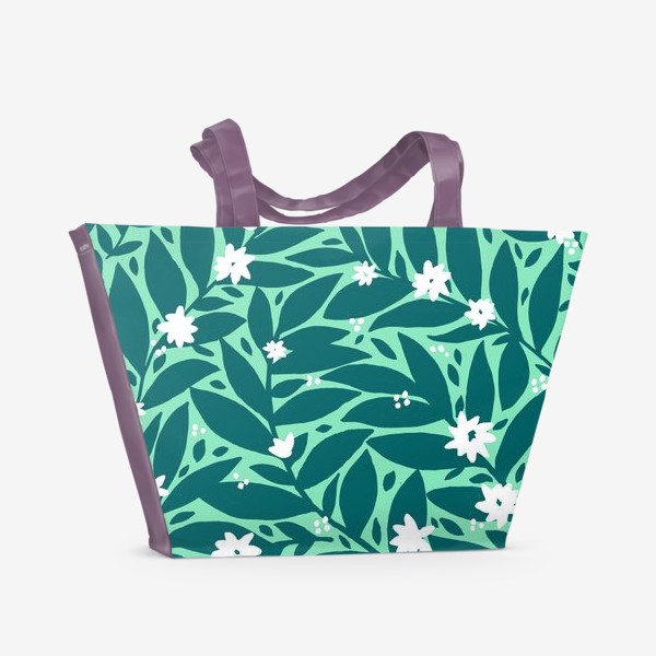 Пляжная сумка «Белые цветы с листьями на светлом фоне»