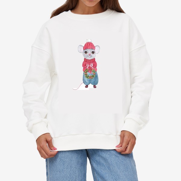 Свитшот «Мышонок в зимней одежде, в свитере и шапке с новогодним венком. Зимний акварельный рождественский принт на белом фоне.»