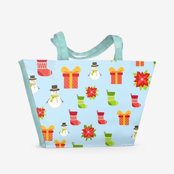 Пляжная сумка «Новогодний паттерн с подарками, снеговиками, сапожками и пуансетией на голубом»