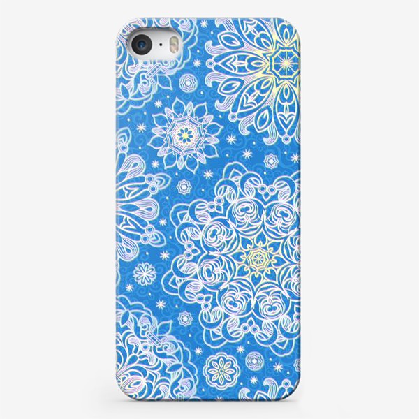 Чехол iPhone «Причудливые белые снежинки на синем. Снежная мандала»