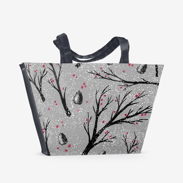 Пляжная сумка «Зимние деревья, шишки, ягоды и снег»
