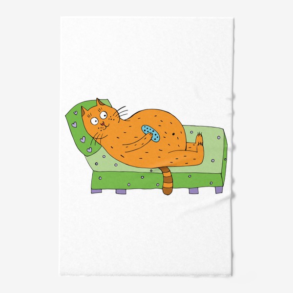 Полотенце &laquo;Смешной кот лежит на диване с пультом от телевизора&raquo;