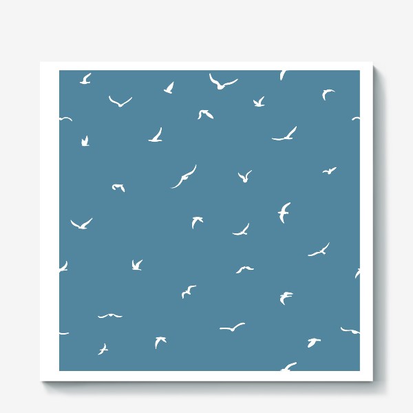 Холст «"Стая летающих силуэтных птиц. Бесшовный узор из птиц. Белые чайки на синем фоне."»