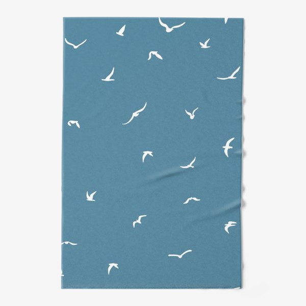 Полотенце &laquo;"Стая летающих силуэтных птиц. Бесшовный узор из птиц. Белые чайки на синем фоне."&raquo;