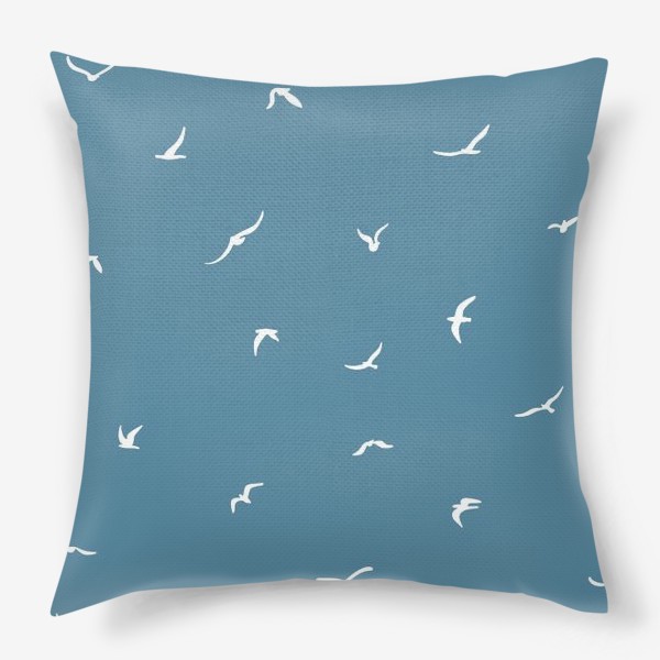 Подушка «"Стая летающих силуэтных птиц. Бесшовный узор из птиц. Белые чайки на синем фоне."»