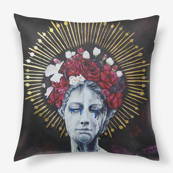 Подушка «Пангея. портрет женщины-статуи в слезах, в короне и венке из алых роз. черный фон и золото»