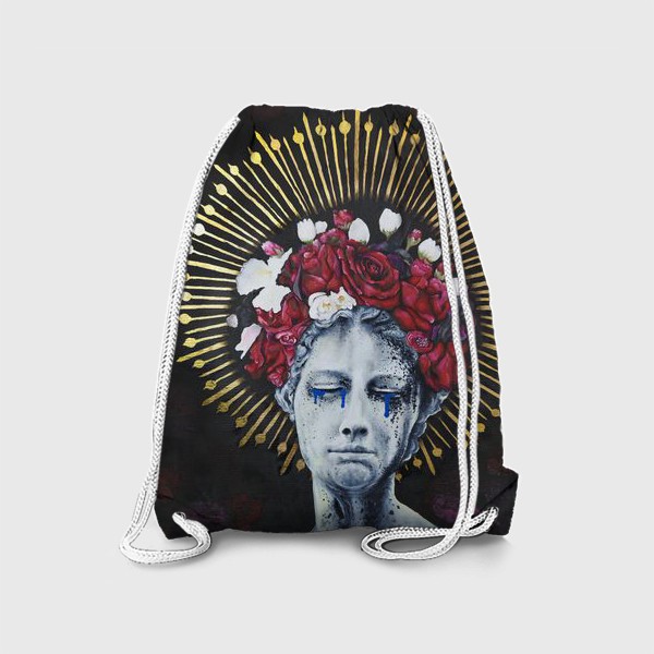 Рюкзак «Пангея. портрет женщины-статуи в слезах, в короне и венке из алых роз. черный фон и золото»