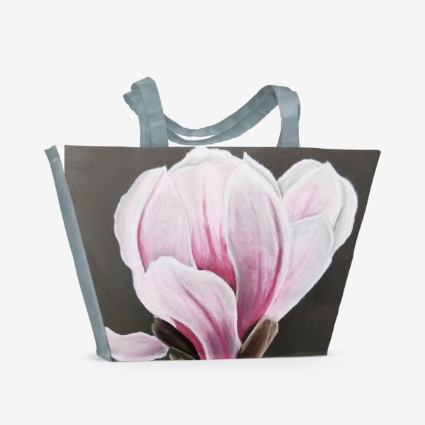 Пляжная сумка «Магнолия крупным планом на темном фоне. Розовый цветок сухой пастелью»