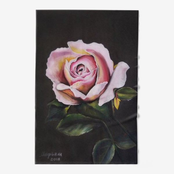 Полотенце «Роза розовая на темном фоне крупным планом, рисунок цветка сухой пастелью»