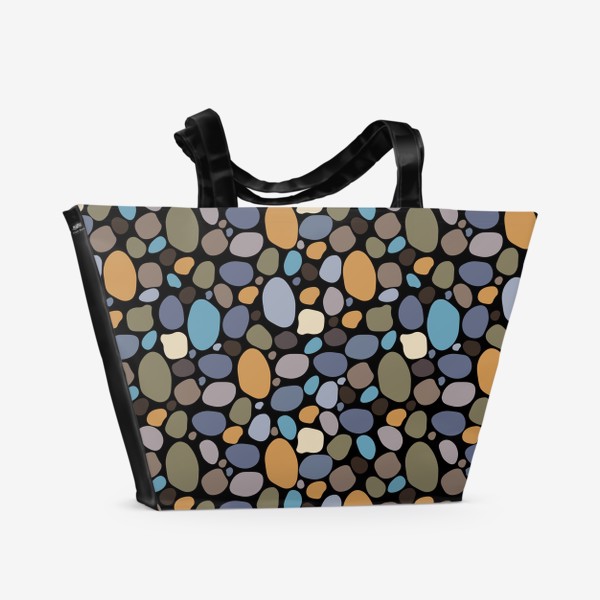 Пляжная сумка «Морские цветные камушки на черном фоне. Паттерн с камнями.»