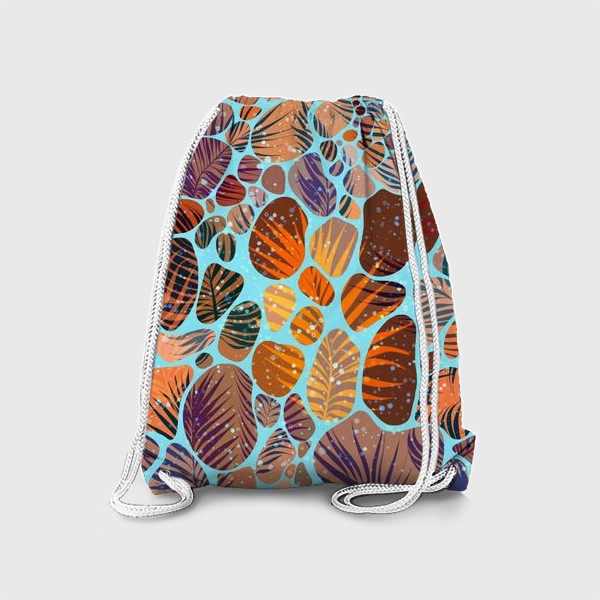 Рюкзак «Разноцветные камушки, песок и пальмовые листья на голубом фоне»