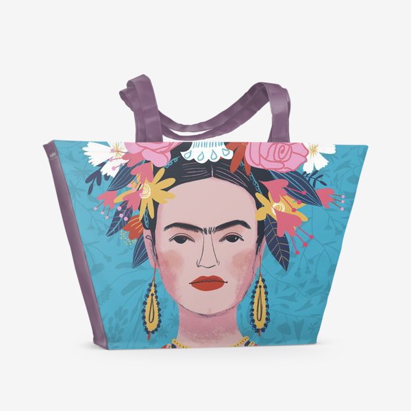 Пляжная сумка «Портрет Фриды Кало с большим букетом на голове на сиреневом и голубом фоне»