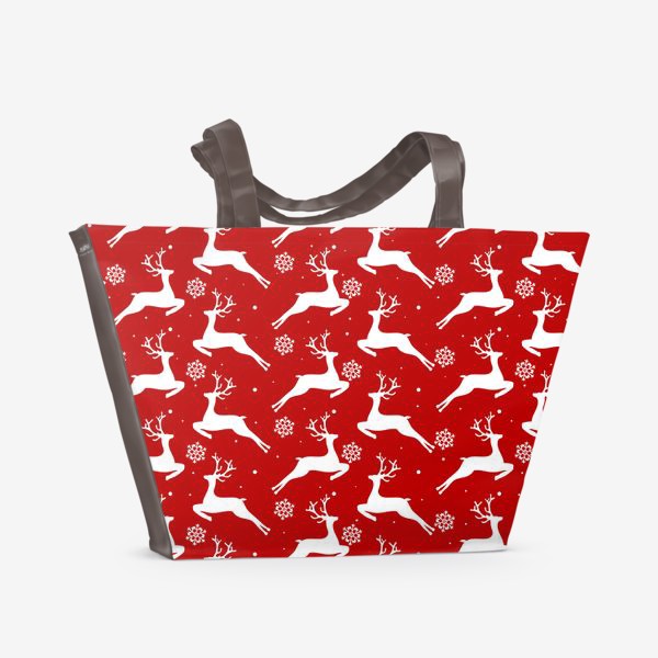 Пляжная сумка «Новогодние олени со снежинками на красном фоне»