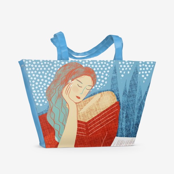 Пляжная сумка «Девушка в красном читает книгу с чашкой чая - коллаж на синем и бирюзовом фоне»