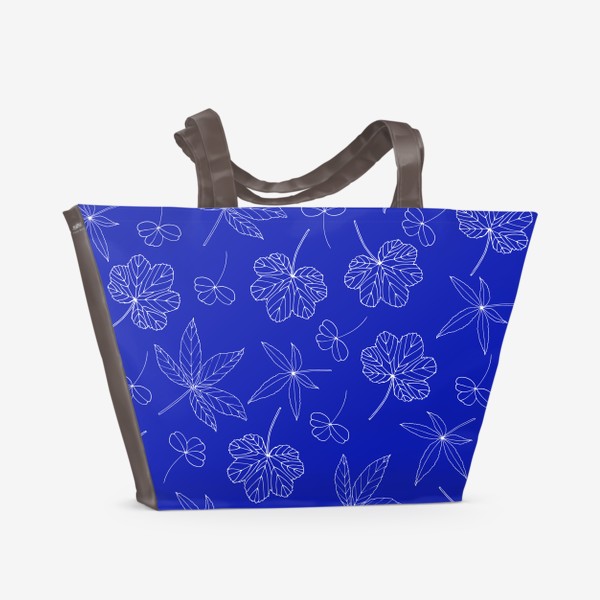 Пляжная сумка «Ажурные листья на синем фоне»