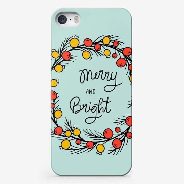 Чехол iPhone «Merry and Bright леттеринг в рамке из венка из хвойных веток и ягод. Рождественская иллюстрация в дудл стиле.»