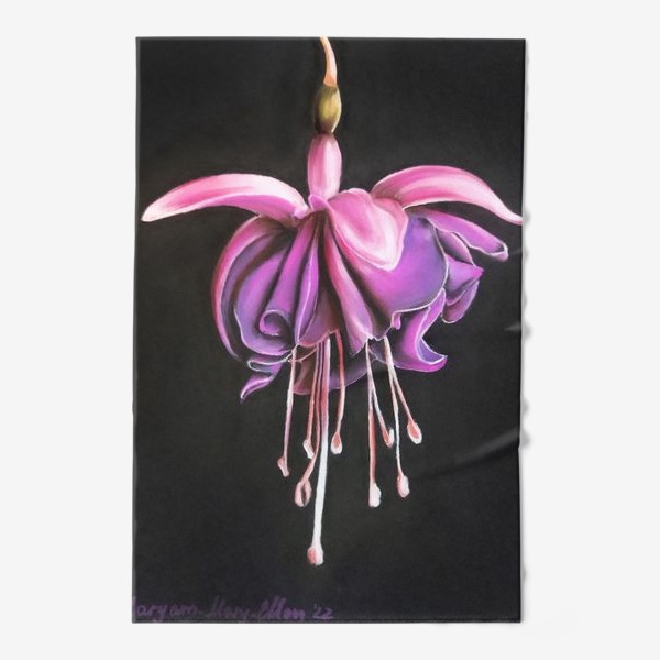 Полотенце «Розово-фиолетовый цветок фуксии крупным планом на черном фоне»