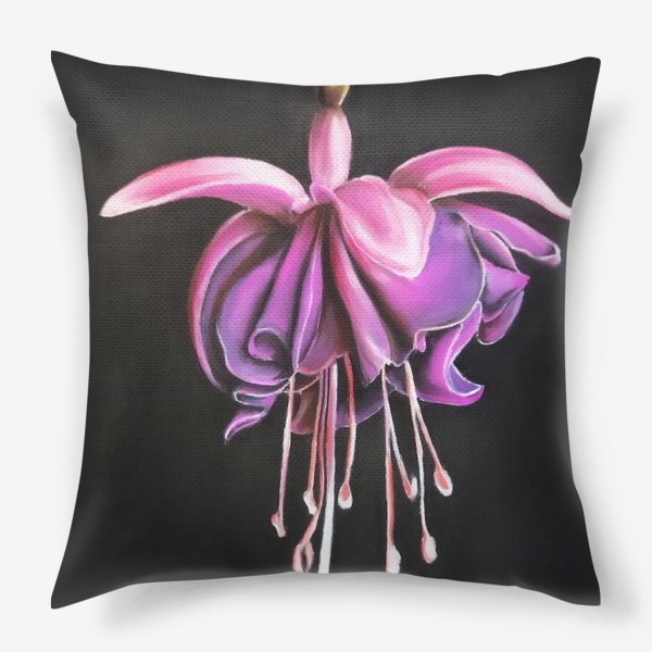 Подушка «Розово-фиолетовый цветок фуксии крупным планом на черном фоне»
