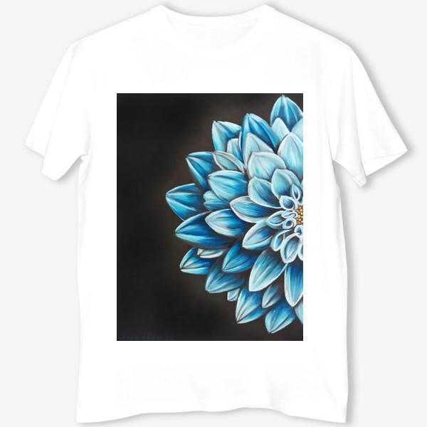 Футболка «Цветок голубой хризантемы крупно на черном фоне пастелью»