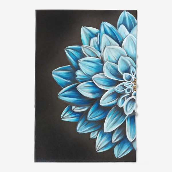 Полотенце «Цветок голубой хризантемы крупно на черном фоне пастелью»