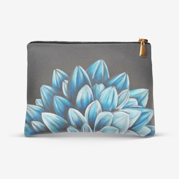 Косметичка «Цветок голубой хризантемы крупно на черном фоне пастелью»