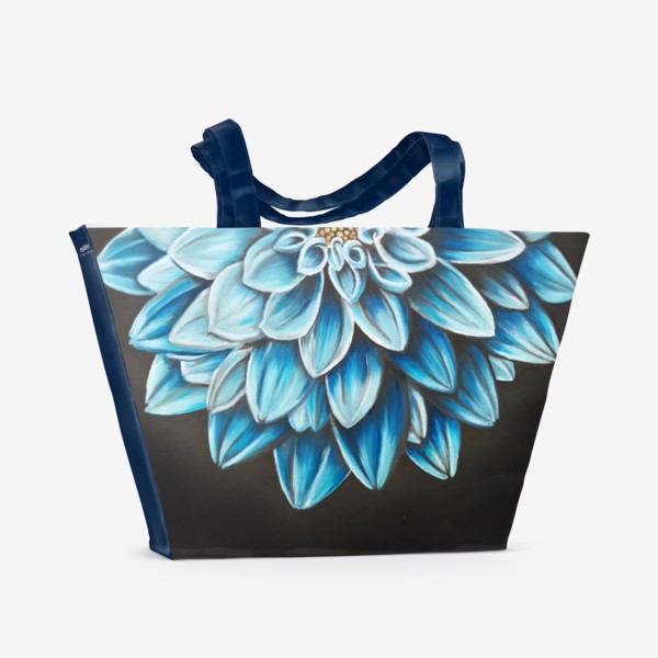 Пляжная сумка «Цветок голубой хризантемы крупно на черном фоне пастелью»
