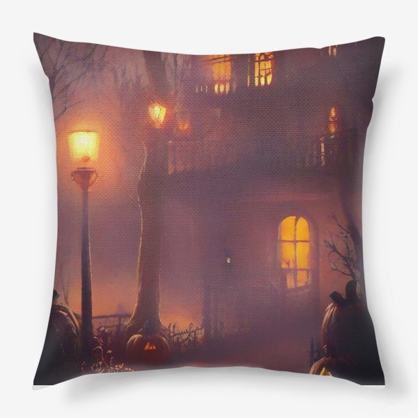 Подушка «Дом с привидениями на Хэллоуин в фиолетовой дымке»