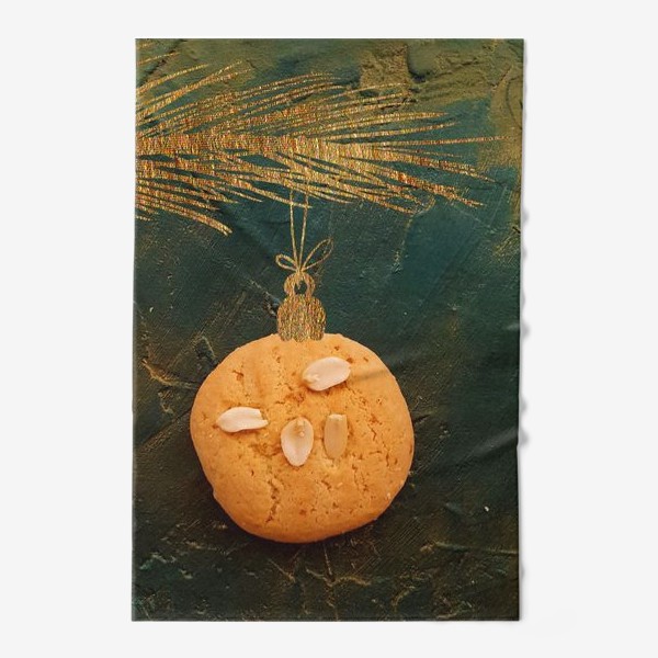 Полотенце «Новогодний шарик в виде печеньки висит на еловой золотой ветке»