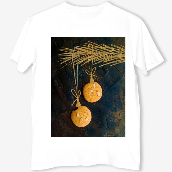 Футболка «Новогодние ёлочные шары из печенья висят на золотой еловой веткой»
