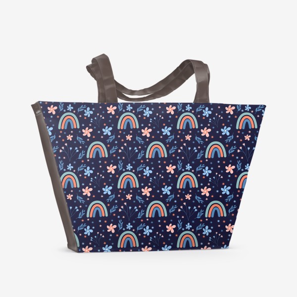 Пляжная сумка «Бесшовный паттерн с радугами и цветами на синем фоне»