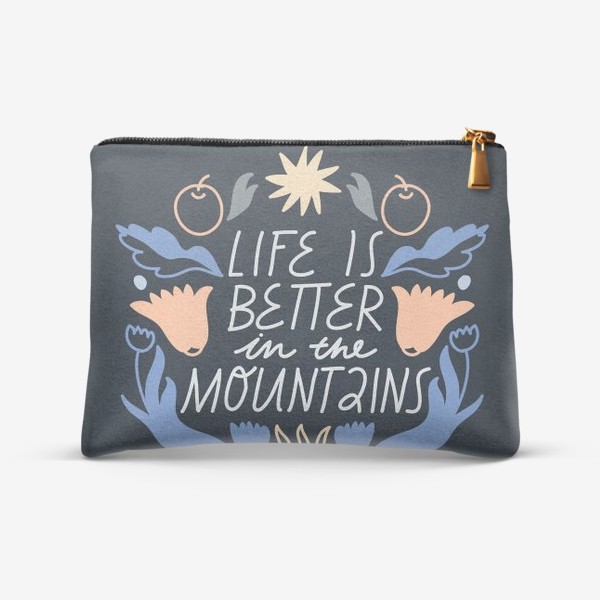 Косметичка «Леттеринг “Life is better in the mountains” с цветочными элементами»