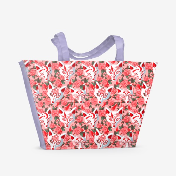 Пляжная сумка «Маски лисиц кицунэ и цветущая камелия на розовом»