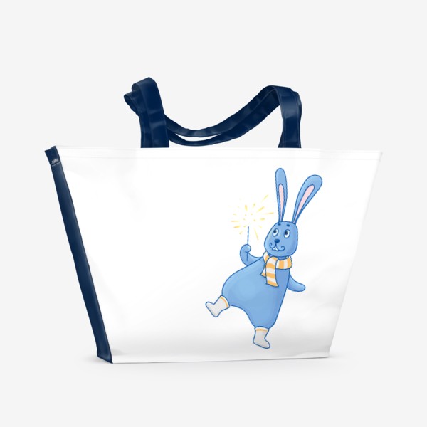 Пляжная сумка «Голубой кролик в белых валенках и бело-оранжевом полосатом шарфе держит бенгальский огонь»