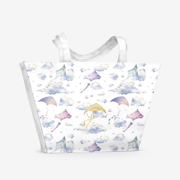 Пляжная сумка &laquo;Акварельный бесшовный фон с яркими иллюстрациями разноцветных воздушных змеев в голубых облаках. Летний паттерн. Небо&raquo;