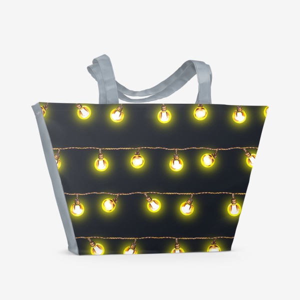 Пляжная сумка «Новогодняя светящаяся ретро гирлянда Желтые лампочки на темном фоне»