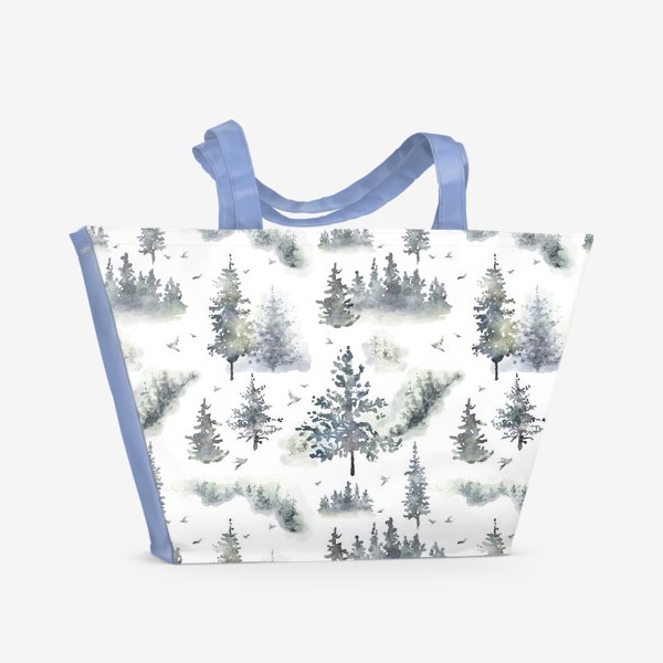 Пляжная сумка «Акварельный нарисованный вручную бесшовный фон с туманным лесом, деревьями и птицами. Зеленые ели, сосны»