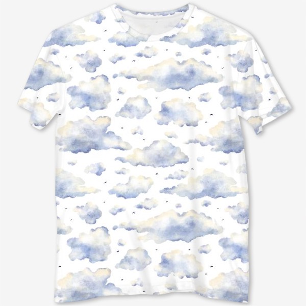 Футболка с полной запечаткой «Акварельный нарисованный вручную бесшовный фон с иллюстрациями облачного голубого неба. Небесный пейзаж, птицы»