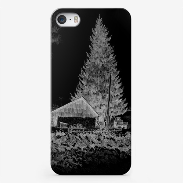 Чехол iPhone «Нарисованная вручную карандашом иллюстрация, деревенский пейзаж. Графика, ель, деревянная изба, поле, забор, черный фон»