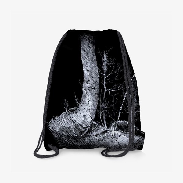Рюкзак «Нарисованная вручную карандашом лесная иллюстрация, ствол дерева. куст можжевельника, ветки, корни, кочка. Черный фон»