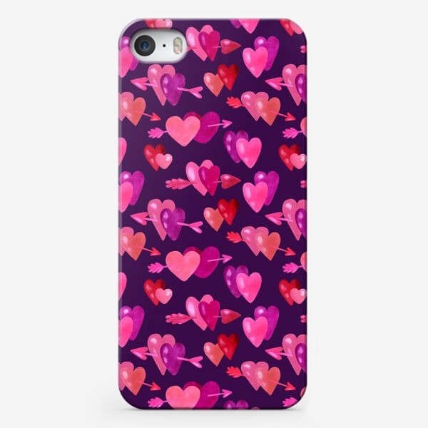 Чехол iPhone «Паттерн сердечки со стрелами на тёмно-фиолетовом фоне»
