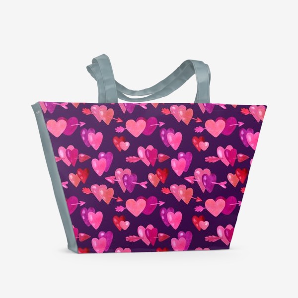 Пляжная сумка «Паттерн сердечки со стрелами на тёмно-фиолетовом фоне»