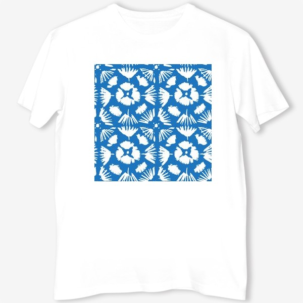 Футболка &laquo;Голубой узор в стиле Бохо с белыми австрактными цветами &raquo;