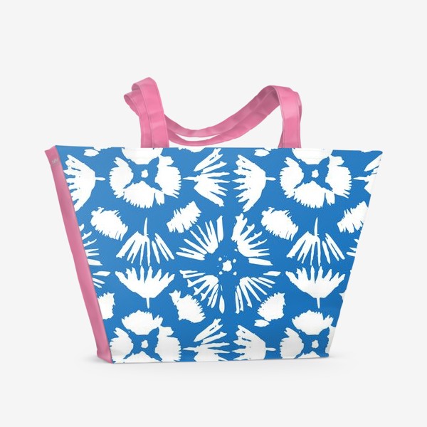 Пляжная сумка &laquo;Голубой узор в стиле Бохо с белыми австрактными цветами &raquo;