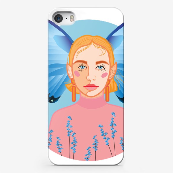 Чехол iPhone «Сказочная фея с крыльями бабочки за спиной на фоне голубого неба, окруженная маленькими фиолетовыми полевыми цветами»