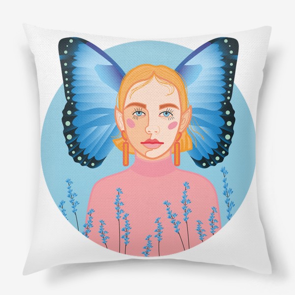Подушка «Сказочная фея с крыльями бабочки за спиной на фоне голубого неба, окруженная маленькими фиолетовыми полевыми цветами»